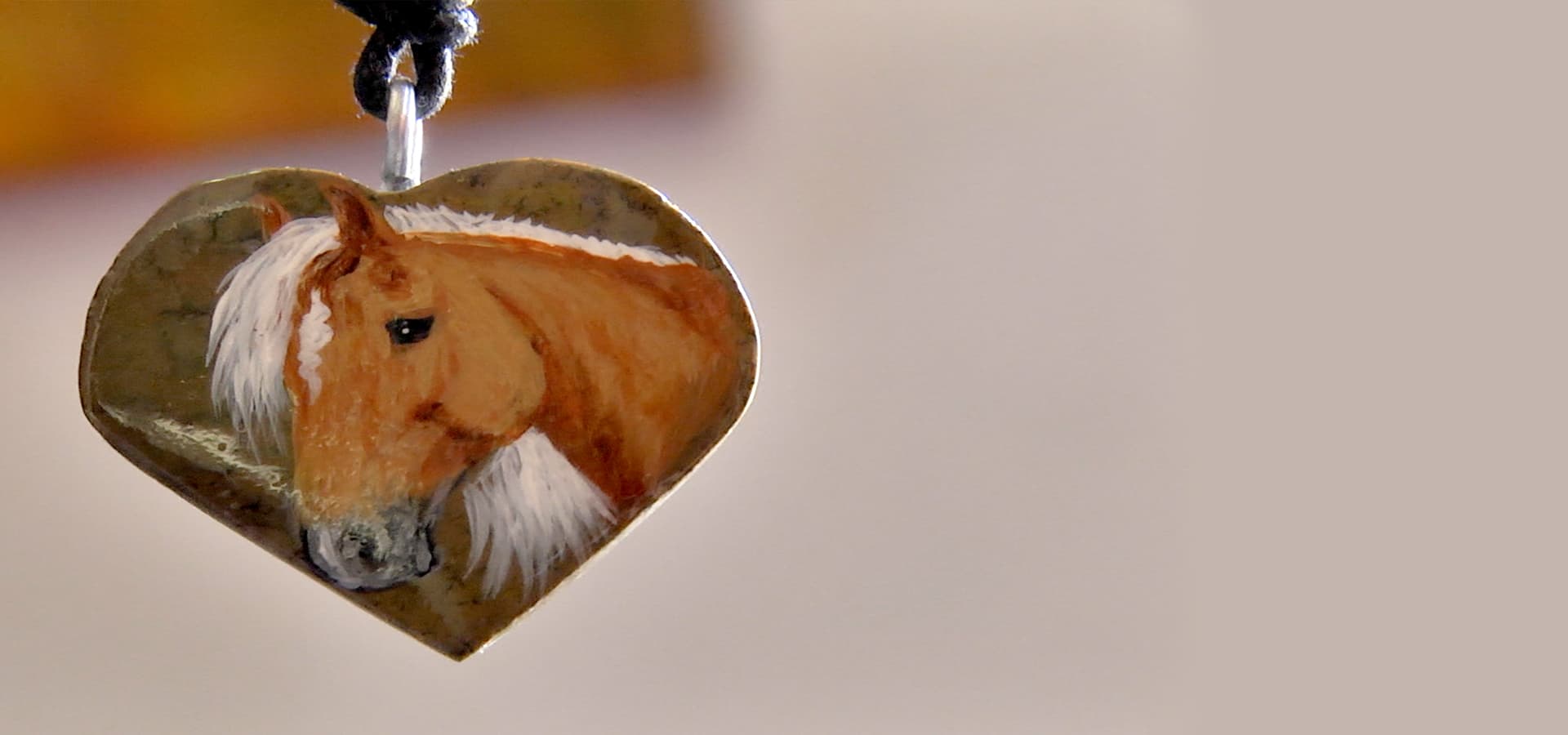 Bild von einem Pferd auf einem Herzanhänger aus Stein