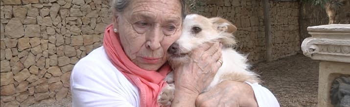 Eleonore Gonzalez kuschelt mit ihrem Hund